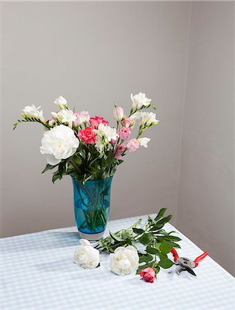 Fleurs coupées avec bouquet en vase Photographie de stock - Premium Libres de Droits, Code: 649-06352576
