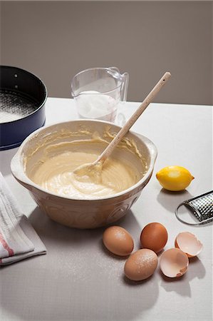 revolver - Eggshells, flour, lemon and batter Foto de stock - Sin royalties Premium, Código: 649-06352588
