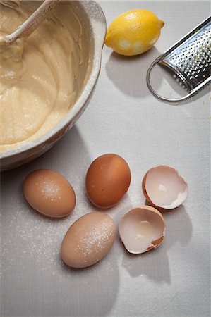 rallador - Eggshells, flour, lemon and batter Foto de stock - Sin royalties Premium, Código: 649-06352589