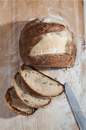 Close up of sliced loaf of bread Stock Photo - Premium Royalty-Free, Code: 649-06352597