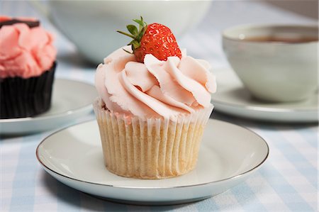 pastelito - Close up of cupcake with strawberry Foto de stock - Sin royalties Premium, Código: 649-06352607