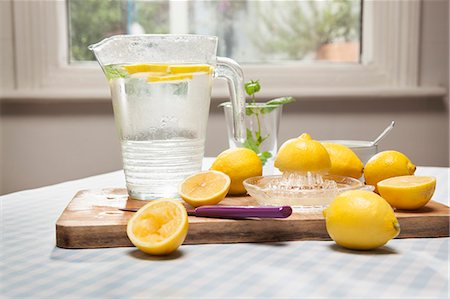 presse-agrumes - Citrons, presse-agrumes et pichet d'eau Photographie de stock - Premium Libres de Droits, Code: 649-06352609