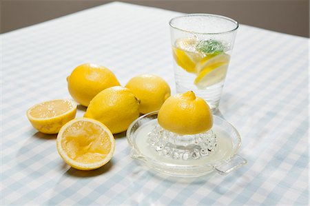 Lemons, juicer and glass of water Foto de stock - Sin royalties Premium, Código: 649-06352614