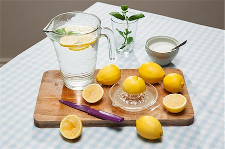 presse-agrumes - Citrons, presse-agrumes et pichet d'eau Photographie de stock - Premium Libres de Droits, Code: 649-06352610
