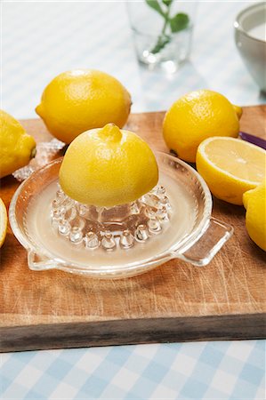 presse-agrumes - Citrons, presse-agrumes et pichet d'eau Photographie de stock - Premium Libres de Droits, Code: 649-06352611