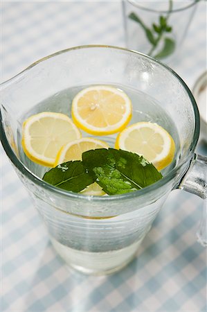 Gros plan de cruche de l'eau citronnée Photographie de stock - Premium Libres de Droits, Code: 649-06352612