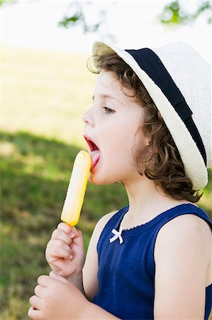 Girl eating popsicle outdoors Foto de stock - Sin royalties Premium, Código: 649-06352624