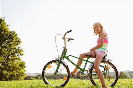 simsearch:649-06532679,k - Mädchen sitzen auf dem Fahrrad im Gras Stockbilder - Premium RF Lizenzfrei, Bildnummer: 649-06352643