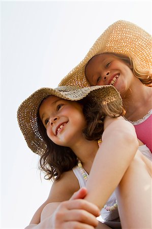 simsearch:649-06352635,k - Smiling girls wearing sunhats outdoors Foto de stock - Sin royalties Premium, Código: 649-06352666