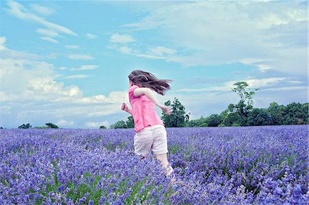 fields of lavender - Girl running in field of flowers Foto de stock - Sin royalties Premium, Código: 649-06352671