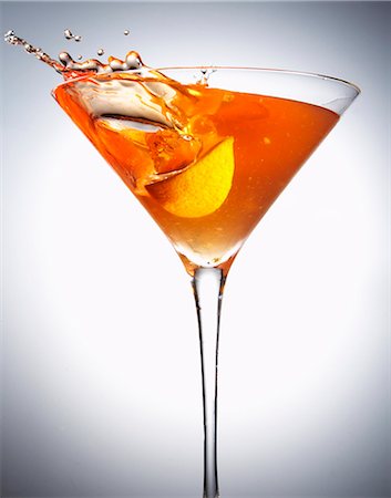 simsearch:614-01027600,k - Fruit splashing in cocktail glass Foto de stock - Sin royalties Premium, Código: 649-06352680