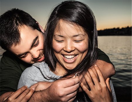 Man offering girlfriend ring outdoors Foto de stock - Sin royalties Premium, Código: 649-06352759