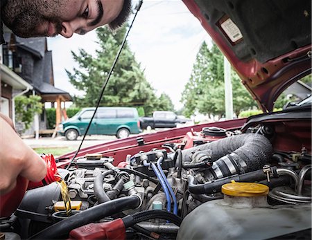 engine - Homme travaillant sur le moteur de voiture Photographie de stock - Premium Libres de Droits, Code: 649-06352766