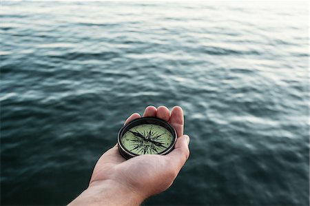 Close up of hand holding compass Foto de stock - Sin royalties Premium, Código: 649-06352778