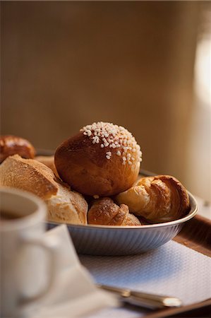 panecillo - Bowl of breakfast pastries Foto de stock - Sin royalties Premium, Código: 649-06352848