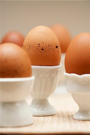 Close up of eggs in egg cups Foto de stock - Sin royalties Premium, Código: 649-06352863