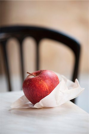 Close up of apple in paper bag Stock Photo - Premium Royalty-Free, Code: 649-06352879