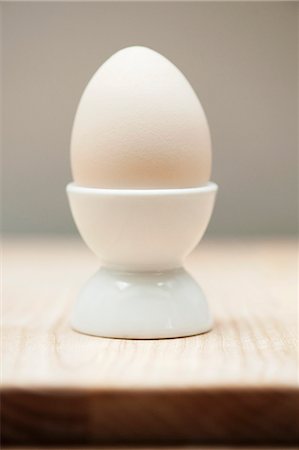 Close up of egg in egg cup Fotografie stock - Premium Royalty-Free, Codice: 649-06352891