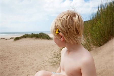 Boy with flower behind his ear on beach Foto de stock - Sin royalties Premium, Código: 649-06352904