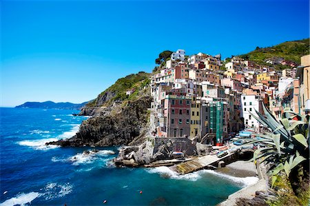 Waves crashing on banks of coastal city Foto de stock - Sin royalties Premium, Código: 649-06352916