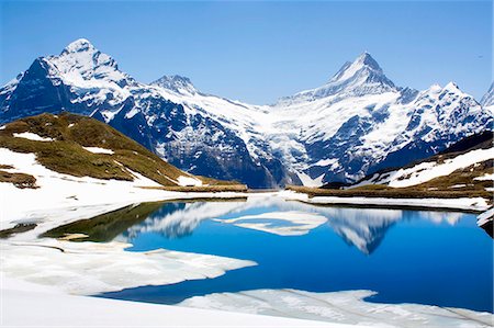 simsearch:649-08561582,k - Snowy landscape reflected in still lake Foto de stock - Sin royalties Premium, Código: 649-06352913