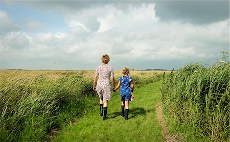 Mère et fille marche dans le champ Photographie de stock - Premium Libres de Droits, Code: 649-06352999