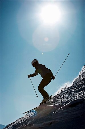 descente à ski - Skieur sur une pente enneigée de cabotage Photographie de stock - Premium Libres de Droits, Code: 649-06353017