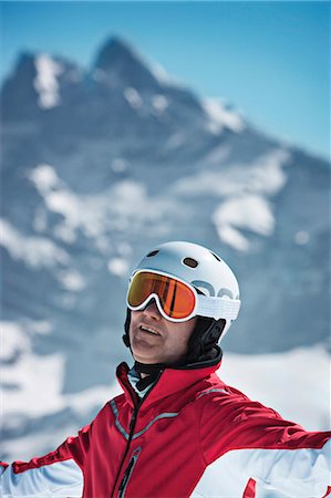 simsearch:6126-09102345,k - Skier standing on snowy mountain Foto de stock - Sin royalties Premium, Código: 649-06353021