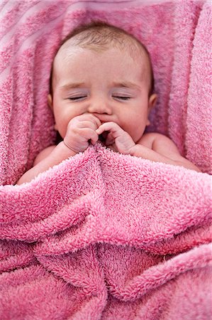 Close up of infant in pink towel Foto de stock - Sin royalties Premium, Código: 649-06353202