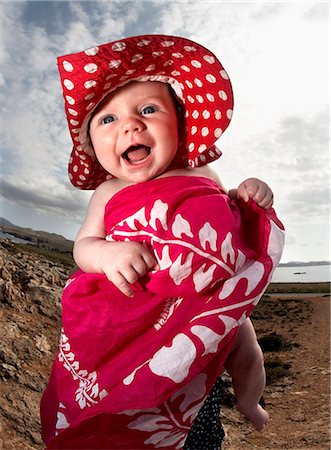 paréo - Bébé riant sur plage Photographie de stock - Premium Libres de Droits, Code: 649-06353203