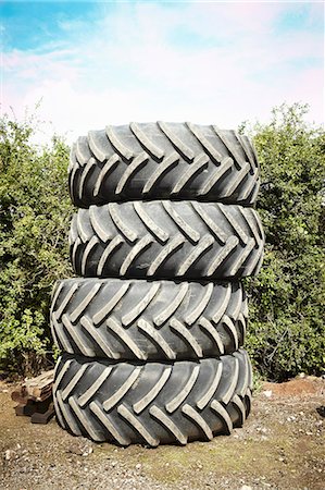 Tires stacked together in garden Foto de stock - Sin royalties Premium, Código: 649-06353289