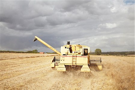 simsearch:649-06353290,k - Thresher working in crop field Fotografie stock - Premium Royalty-Free, Codice: 649-06353295