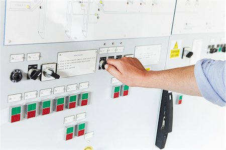 Arbeiter einstellen Messgerät auf panel Stockbilder - Premium RF Lizenzfrei, Bildnummer: 649-06353319