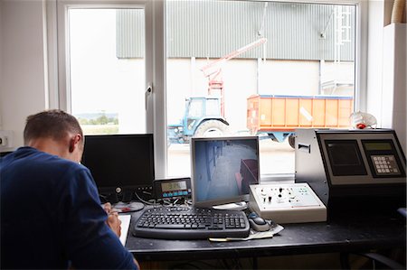 panneaux de contrôle - Homme travaillant au poste de sécurité Photographie de stock - Premium Libres de Droits, Code: 649-06353312