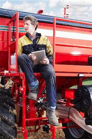 farmer with computer - Agriculteur à l'aide de tablet PC en plein air Photographie de stock - Premium Libres de Droits, Code: 649-06353327