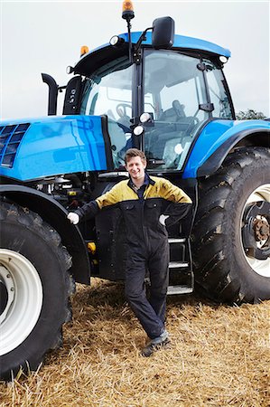 Farmer standing by tractor in field Fotografie stock - Premium Royalty-Free, Codice: 649-06353321