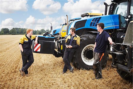 Farmers talking by machinery in field Foto de stock - Sin royalties Premium, Código: 649-06353337