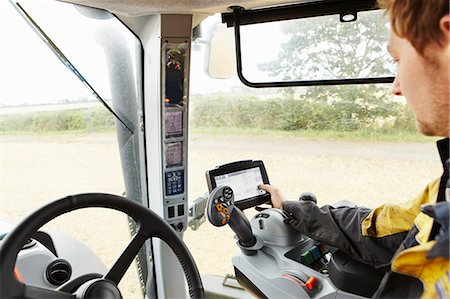 Tracteur conduite d'agriculteur dans le champ Photographie de stock - Premium Libres de Droits, Code: 649-06353332