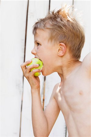 Close up of boy eating apple Foto de stock - Sin royalties Premium, Código: 649-06353345