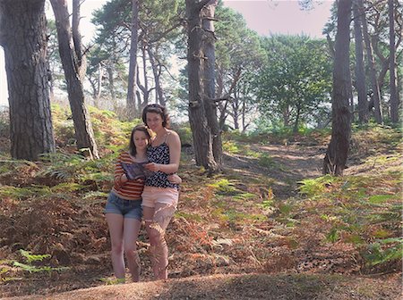 Mother and daughter reading forest map Foto de stock - Sin royalties Premium, Código: 649-06353357