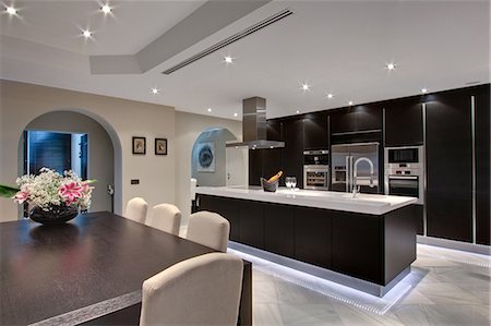 simsearch:649-06829416,k - Vase of flowers in modern kitchen Foto de stock - Sin royalties Premium, Código: 649-06353364