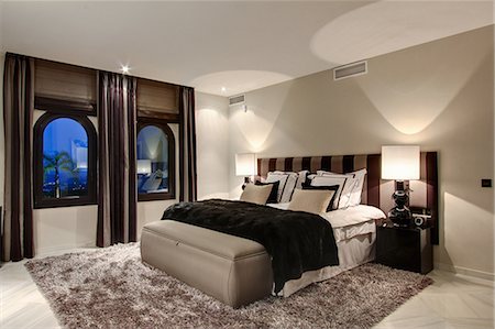 simsearch:693-03316214,k - Bed and windows in modern bedroom Fotografie stock - Premium Royalty-Free, Codice: 649-06353375