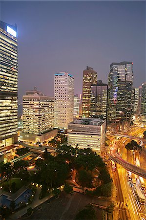 Urban skyscrapers lit up at night Foto de stock - Sin royalties Premium, Código: 649-06353492