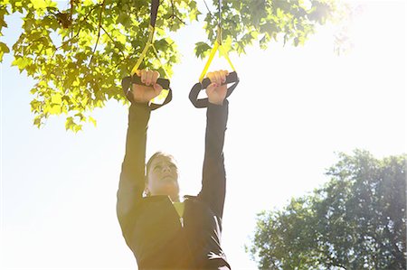 Femme à l'aide de sangles d'exercice en plein air Photographie de stock - Premium Libres de Droits, Code: 649-06400475