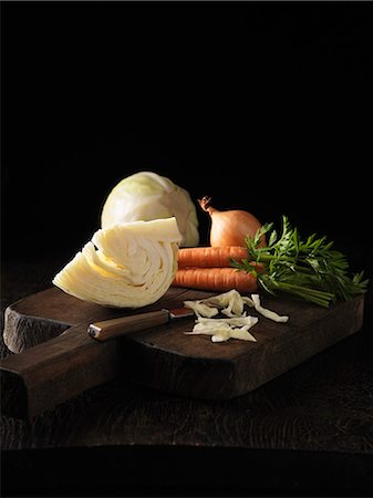simsearch:614-08868660,k - Onion, carrot and cabbage on board Fotografie stock - Premium Royalty-Free, Codice: 649-06400586