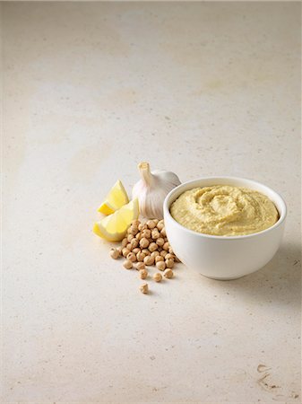 Schale mit Houmous mit Kichererbsen Stockbilder - Premium RF Lizenzfrei, Bildnummer: 649-06400596