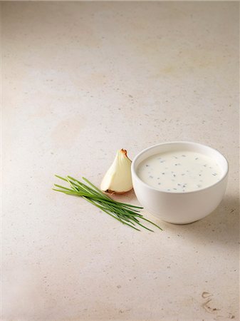 simsearch:649-06400629,k - Bowl of sour cream and chive dip Stock Photo - Premium Royalty-Free, Code: 649-06400617