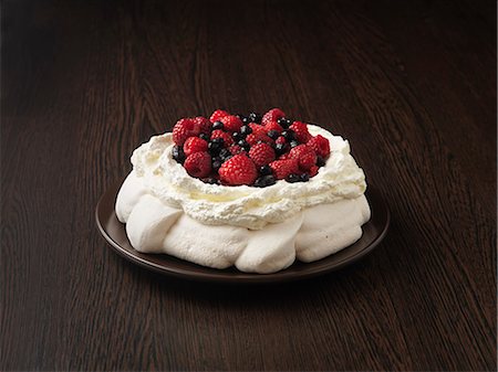 pie and overhead view - Plate of fruit pavlova Stock Photo - Premium Royalty-Free, Code: 649-06400613