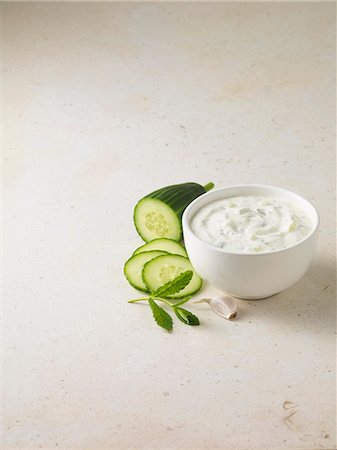 simsearch:649-03566435,k - Bowl of tzatziki with cucumber Foto de stock - Royalty Free Premium, Número: 649-06400625