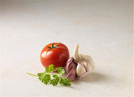 Close up of tomato, garlic and parsley Stock Photo - Premium Royalty-Free, Code: 649-06400621
